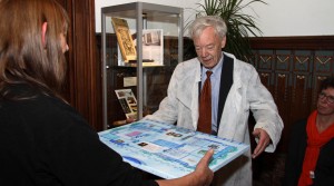 Oc Spinnewijn ontvangt het schilderstuk uit handen van Rina Groot